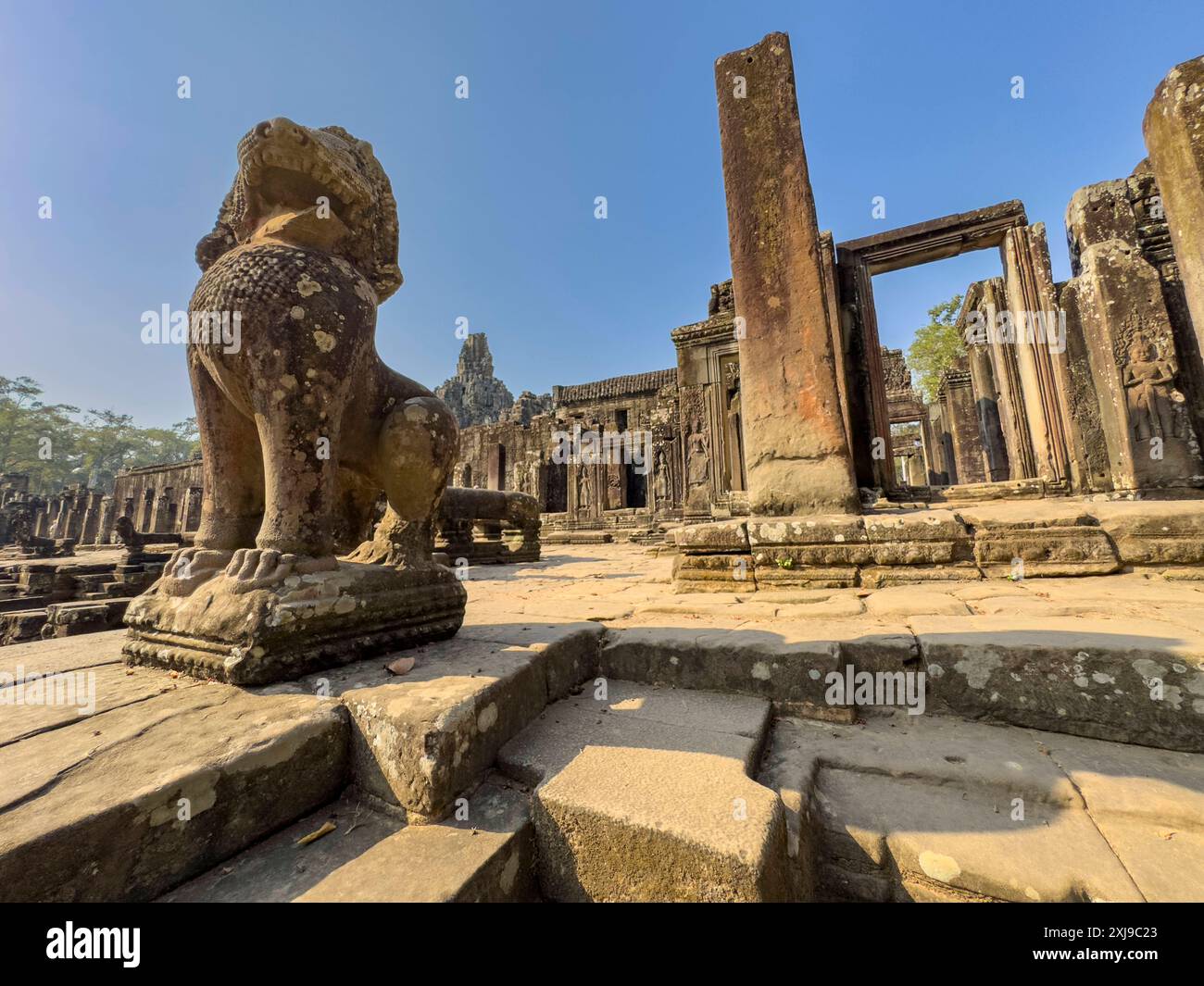 Bayon, der staatliche Tempel des Königs Jayavarman VII. Aus dem späten 12. Jahrhundert, UNESCO-Weltkulturerbe, mitten in Angkor Thom, Kambodscha, Indochi Stockfoto Bayon, der staatliche Tempel des Königs Jayavarman VII. Aus dem späten 12. Jahrhundert, UNESCO-Weltkulturerbe, mitten in Angkor Thom, Kambodscha, Indochi Stockfoto