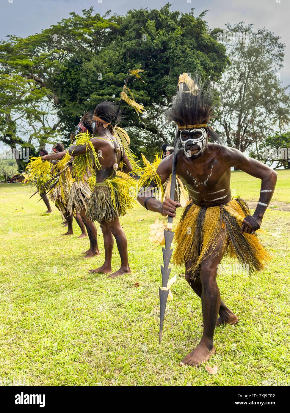 Sechs verschiedene Gruppen einheimischer Krieger, Trommler und Tänzer treten auf Kwato Island, Papua-Neuguinea, Pazifik auf Copyright: MichaelxNolan 1112-9132 E Stockfoto