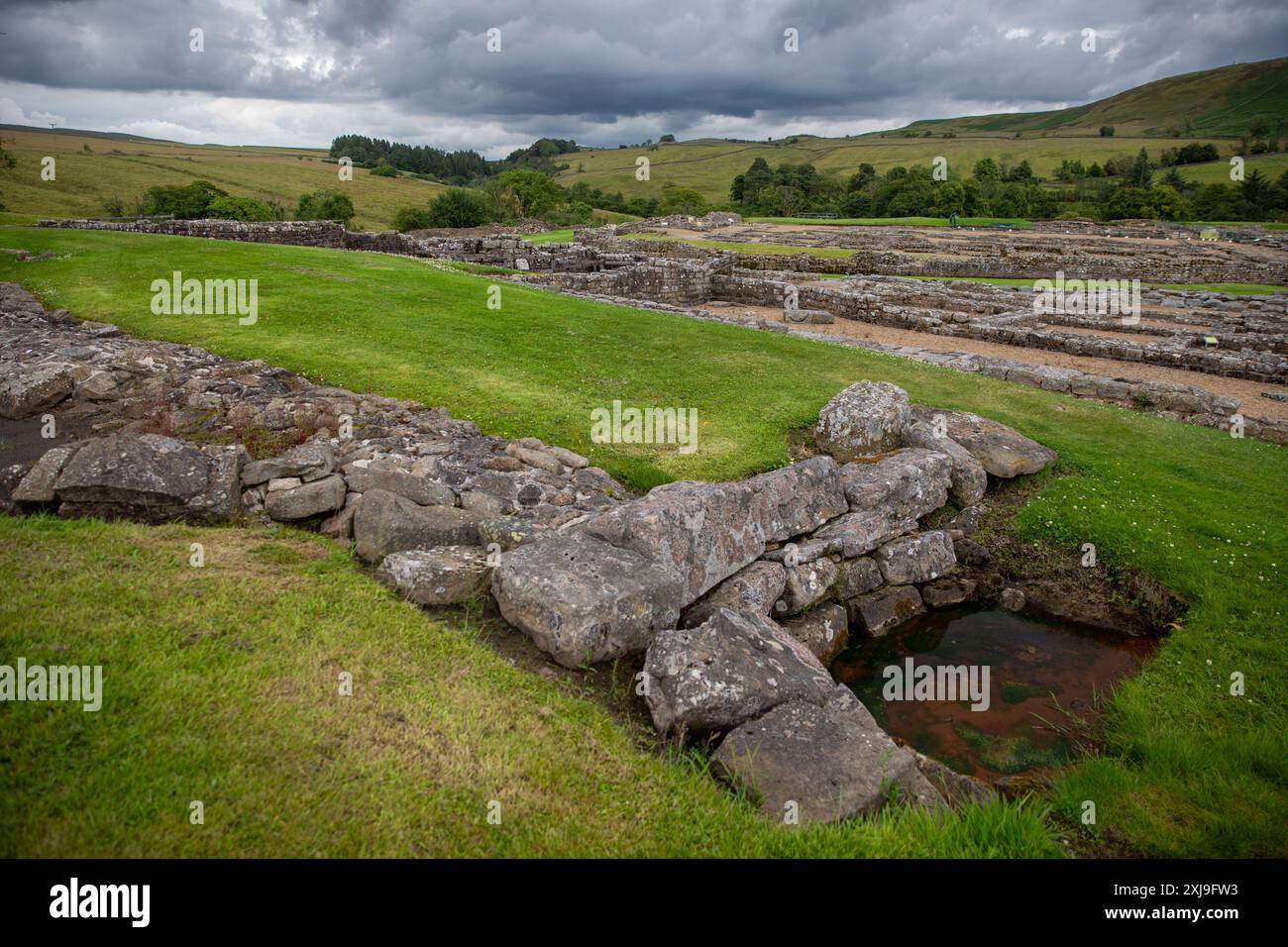 Die Ruinen von Vindolanda, einem römischen Hilfsfort (Castrum) südlich der Hadrian's Wall in Nordengland, das es früher datiert hat Stockfoto