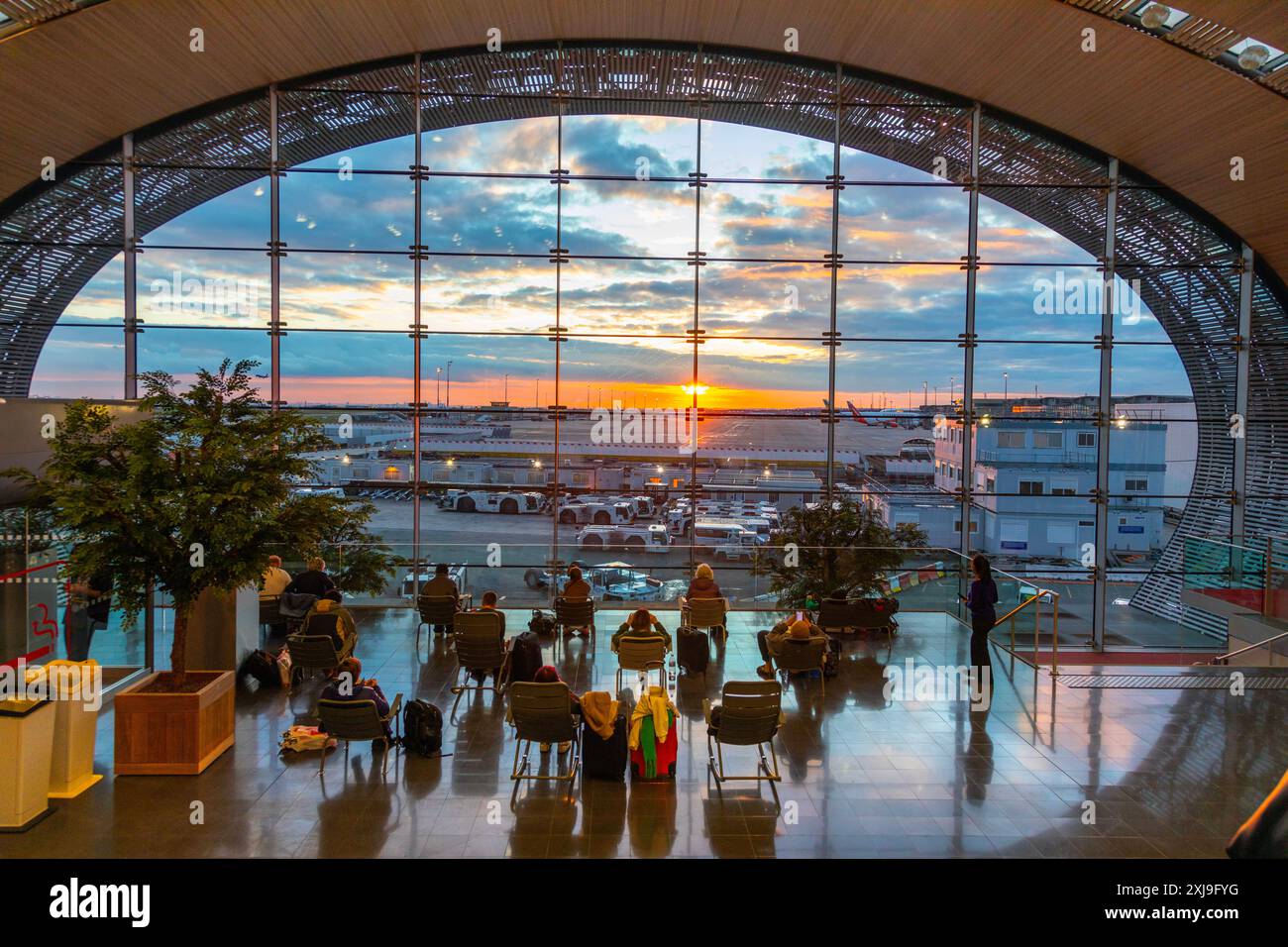 Passagiere, die den Sonnenuntergang in der Abflug-Lounge des Flughafens Charles de Gaulle, Terminal 2F, Paris, Frankreich, Europa sehen Copyright: JohnxGuidi 1237-728 Editorial U Stockfoto