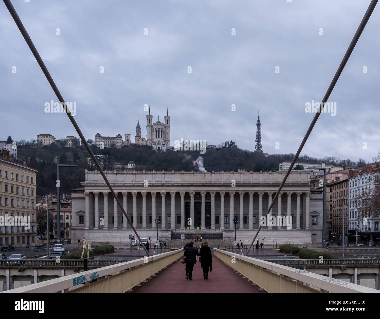 Blick auf Vieux Lyon Old Lyon, das älteste und größte Renaissanceviertel der Stadt, von der Fußgängerbrücke Palais-de-Justice über den Fluss Saone, Stockfoto