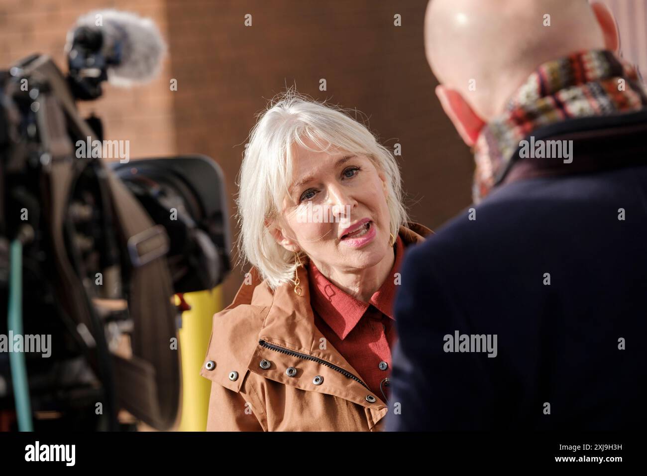 Nadine Dorries konservative Parlamentsabgeordnete bis 2023 in ihrer Heimatstadt Liverpool, wo sie von einer TV-Journalistin interviewt wurde Stockfoto
