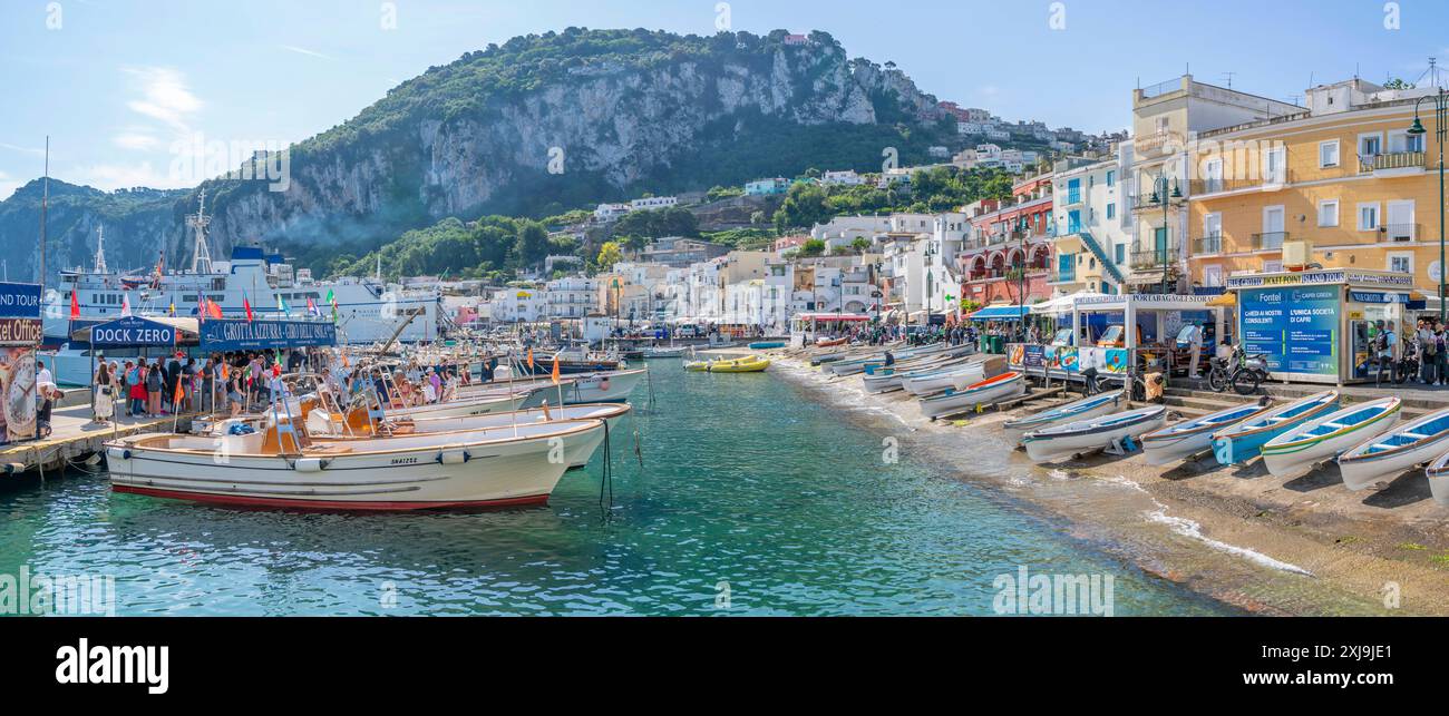 Blick auf die Boote in Marina Grande mit Blick auf Capri im Hintergrund, Insel Capri, Bucht von Neapel, Kampanien, Italien, Mittelmeerraum, Europa Copyri Stockfoto