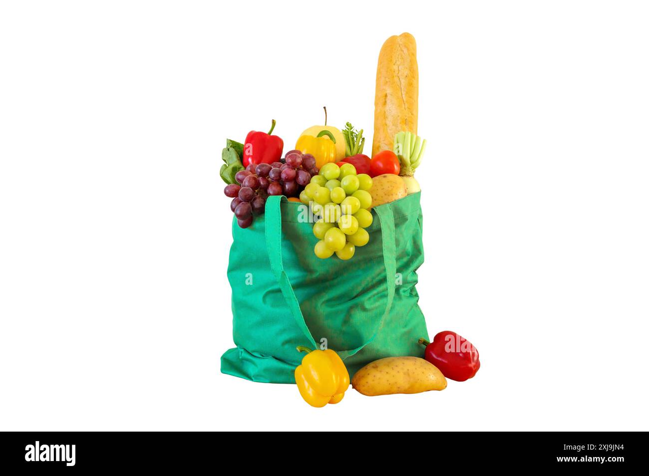 Frisches Obst und Gemüse Lebensmittelprodukt in grüner wiederverwendbarer Einkaufstasche isoliert auf weißem Hintergrund mit Schneideweg Stockfoto