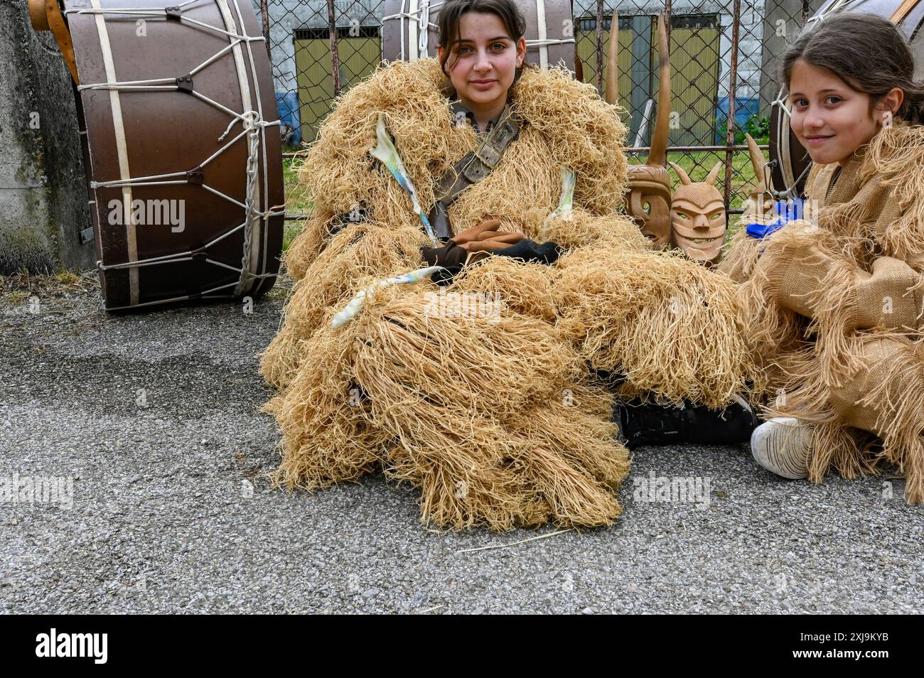 Eine traditionelle Maske aus Lazarim, Portugal, die aufwändig aus Holz geschnitzt wurde, symbolisiert das reiche kulturelle Erbe der Region. Diese Masken stehen im Mittelpunkt des Karnevals von Lazarim, der in alten heidnischen Ritualen verwurzelt ist, die das Ende des Winters und die Ankunft des Frühlings feiern und die tiefe Verbindung der Gemeinde zu ihren historischen Traditionen demonstrieren. Stockfoto