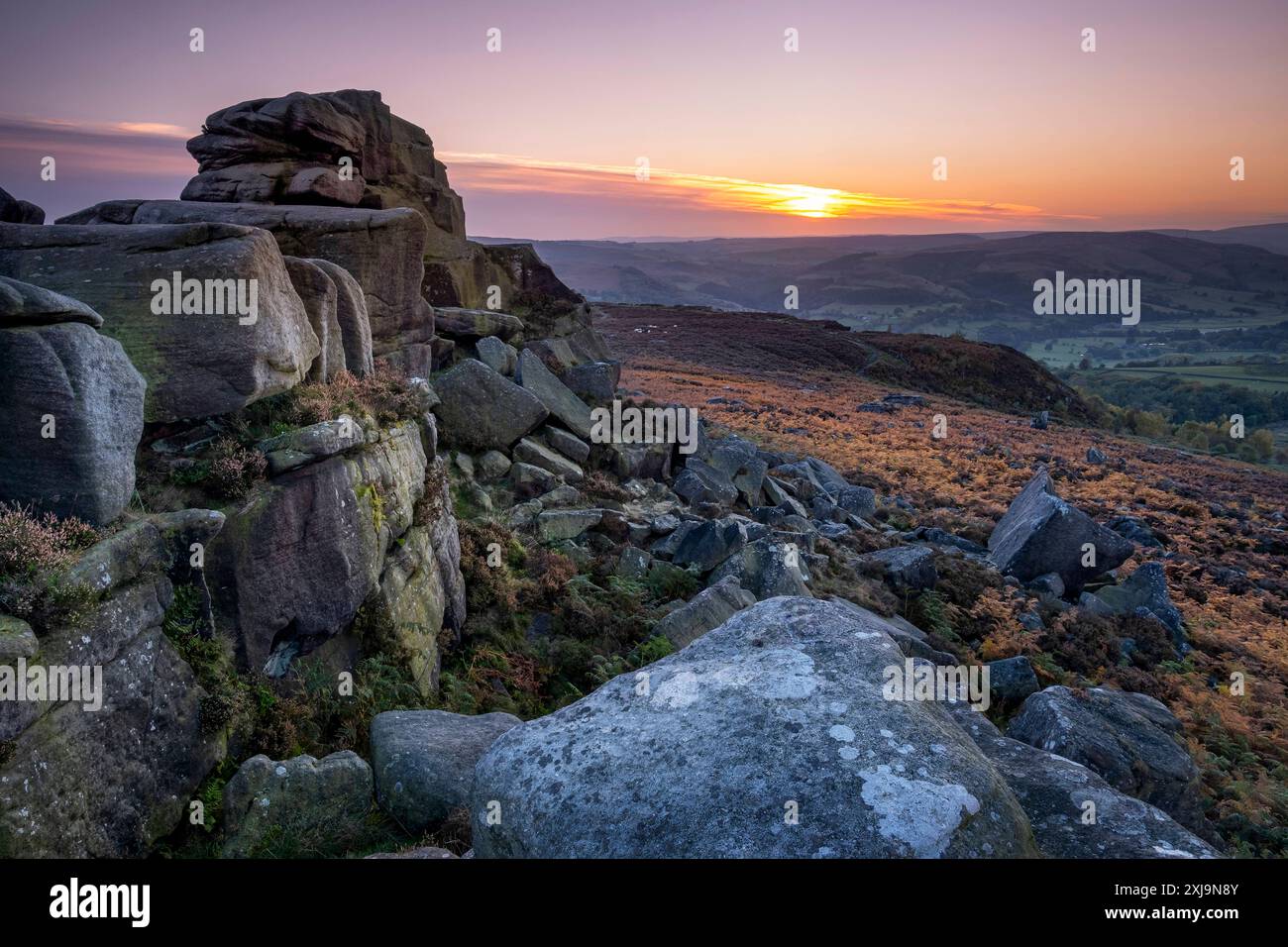 Über Owler Tor mit Blick auf das Derwent Valley über Hathersage Moor bei Sonnenuntergang, Peak District National Park, Derbyshire, England, Großbritannien, Europa Stockfoto