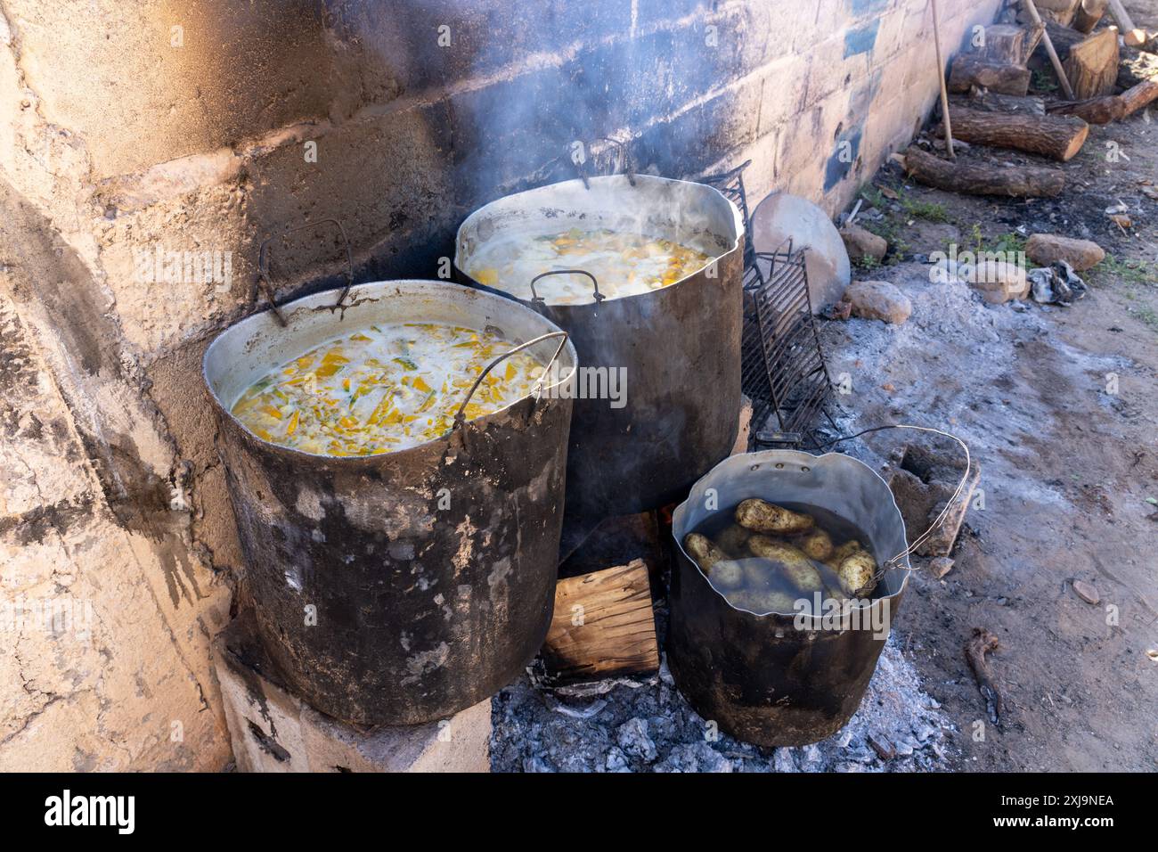 Große Töpfe, die Gemüse über einem Holzfeuer kochen, um Locro, einen traditionellen Eintopf, für ein Gaucho-Treffen in Cachi, Argentinien, herzustellen. Stockfoto