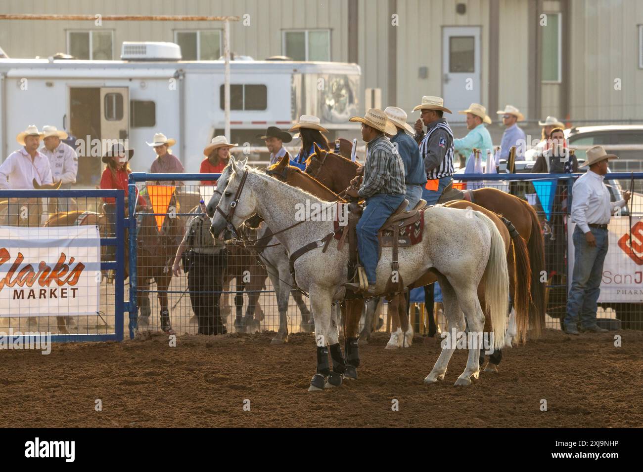 Rodeo-Cowboys auf ihren Pferden vor einem Kalbsseil-Event bei einem Rodeo in einer kleinen Stadt im ländlichen Utah. Stockfoto