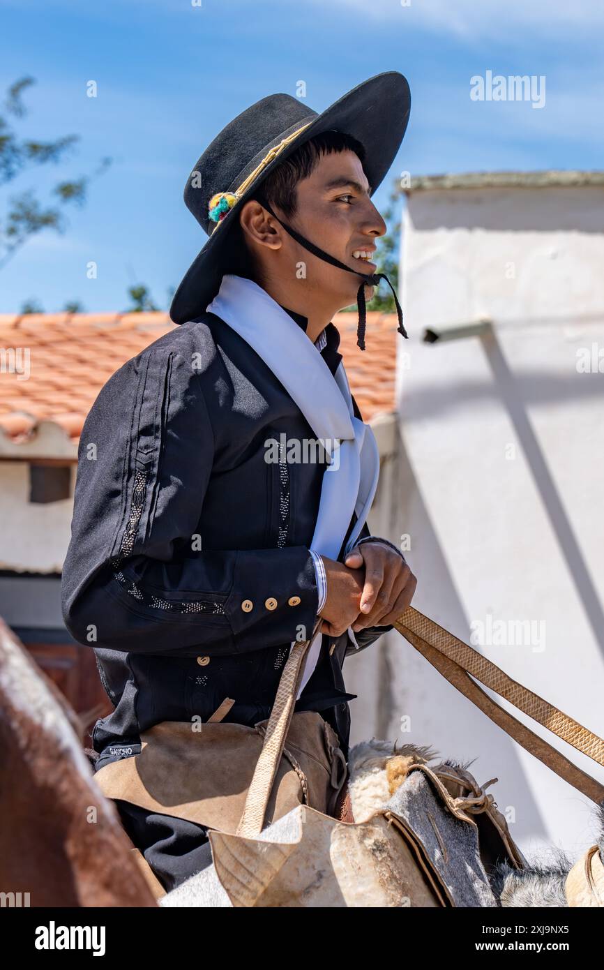 Ein junger argentinischer Gaucho in seinem traditionellen Outfit zu Pferd in Cachi, Argentinien. Stockfoto