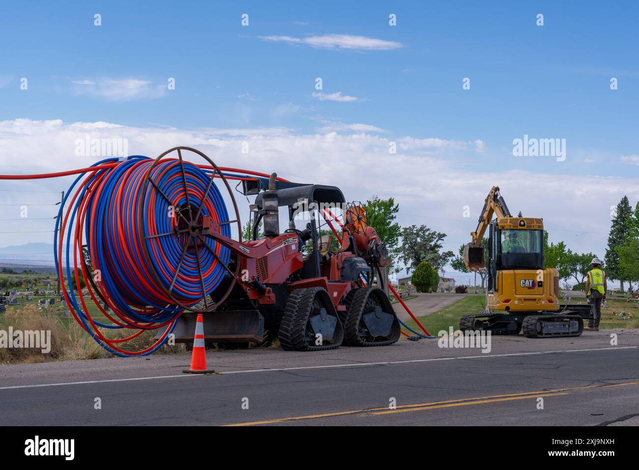 Maschinen zur Installation von Kunststoffrohren für Internet-Glasfaserkabel im ländlichen Utah. Stockfoto