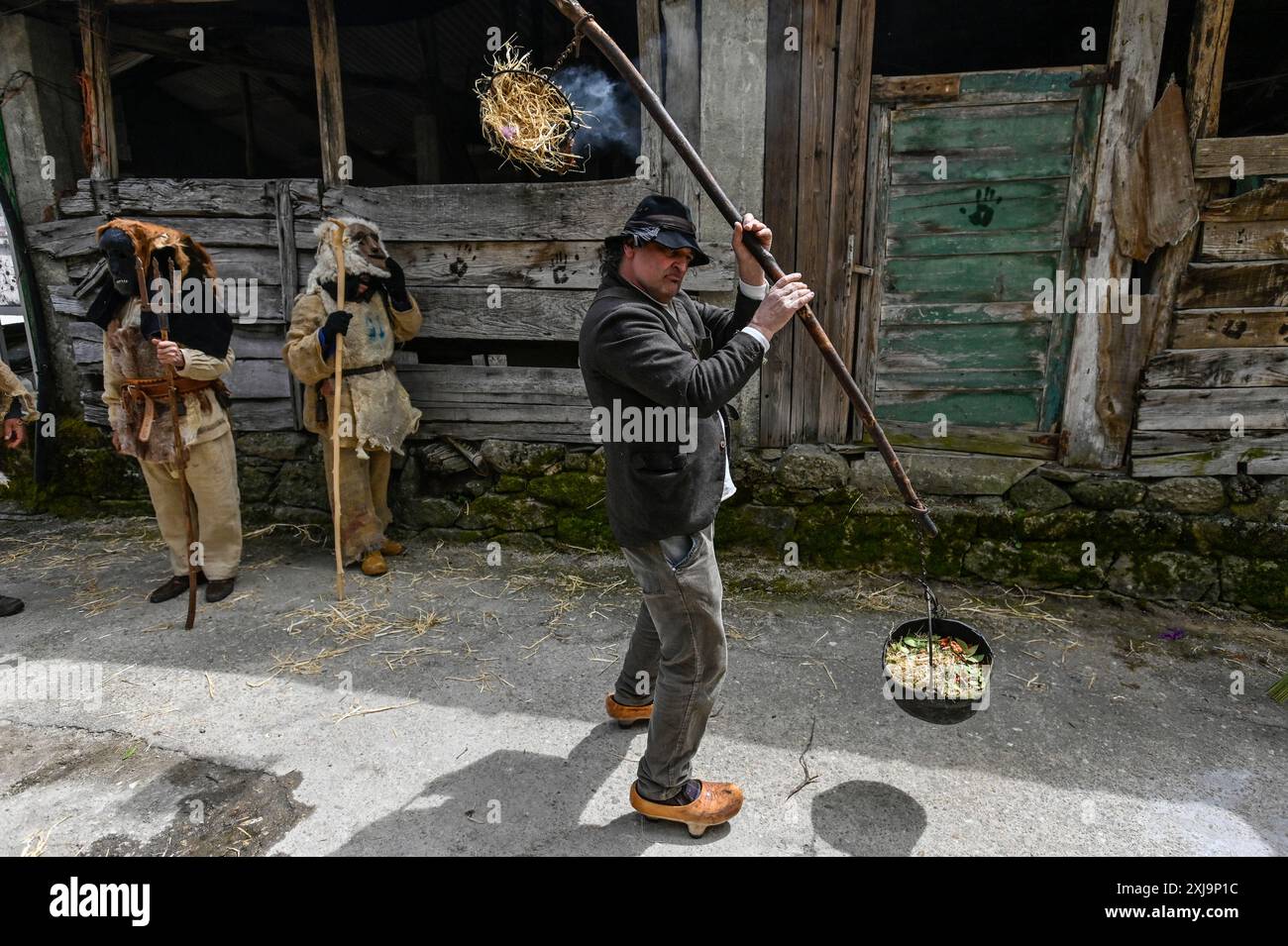 Bei der Toros y Guirrios-Feier von Velilla de la Reina, León, Spanien, tragen ein Vater und eine Tochter stolz die markante Zamarrón-Kleidung. Ihre ausgeklügelten Masken, leuchtenden Farben und fließenden Bänder unterstreichen den festlichen Geist und das tiefe kulturelle Erbe der Region. Diese wunderschöne Szene veranschaulicht, wie wichtig es ist, Traditionen an zukünftige Generationen weiterzugeben, was die Feier zu einem fesselnden Spektakel macht. Stockfoto
