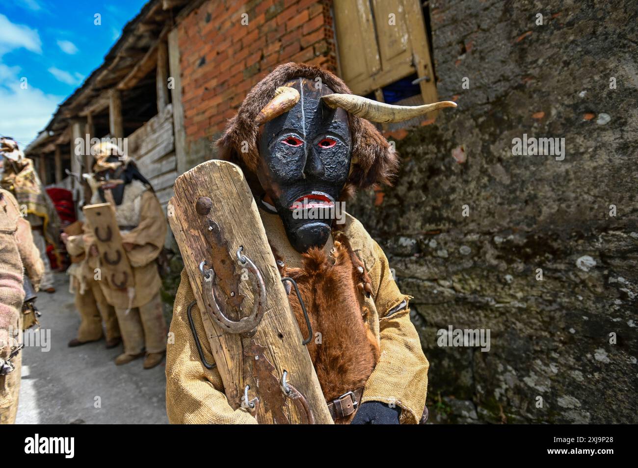 Bei der Toros y Guirrios-Feier von Velilla de la Reina, León, Spanien, tragen ein Vater und eine Tochter stolz die markante Zamarrón-Kleidung. Ihre ausgeklügelten Masken, leuchtenden Farben und fließenden Bänder unterstreichen den festlichen Geist und das tiefe kulturelle Erbe der Region. Diese wunderschöne Szene veranschaulicht, wie wichtig es ist, Traditionen an zukünftige Generationen weiterzugeben, was die Feier zu einem fesselnden Spektakel macht. Stockfoto