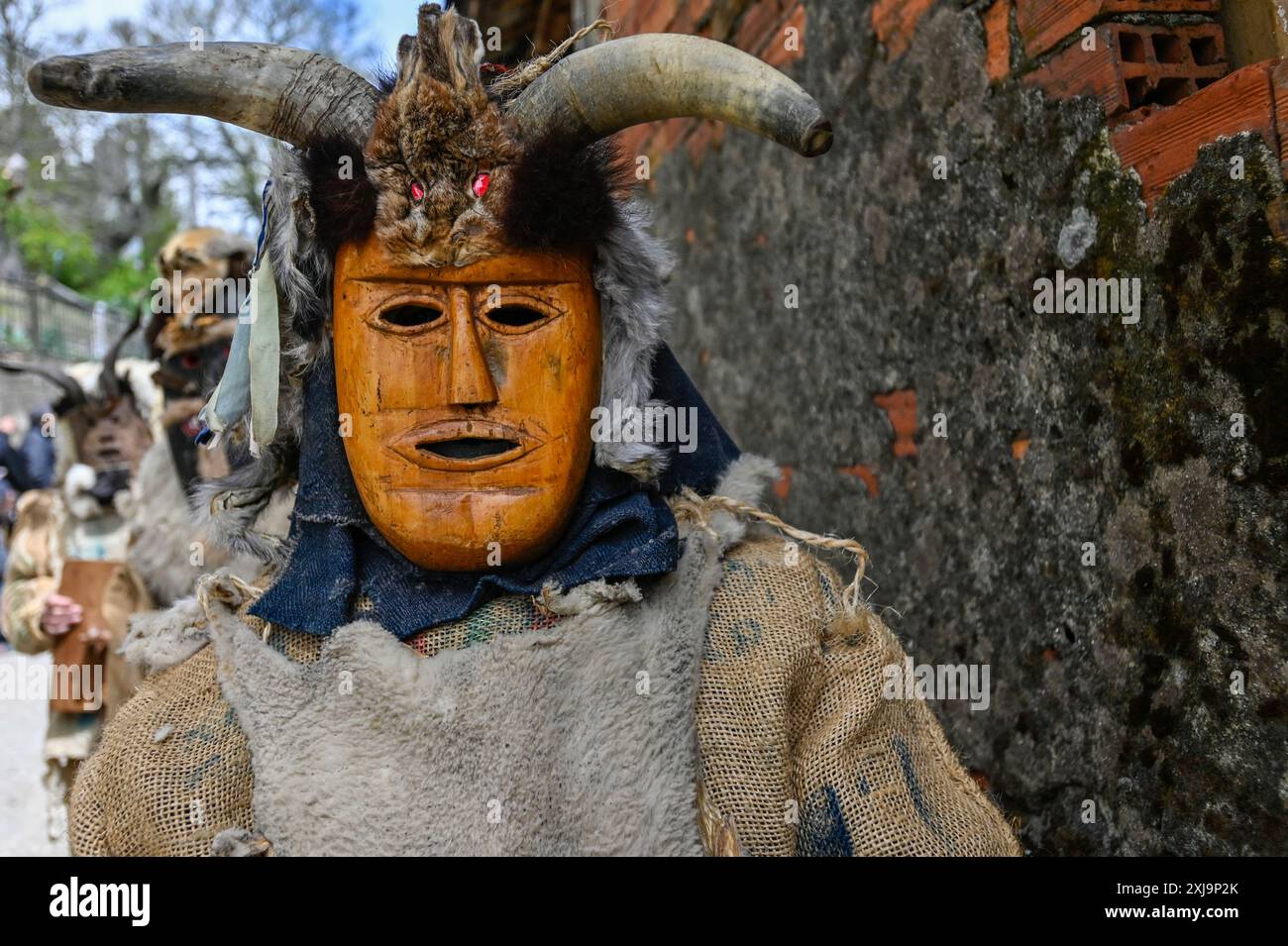 Bei der Toros y Guirrios-Feier von Velilla de la Reina, León, Spanien, tragen ein Vater und eine Tochter stolz die markante Zamarrón-Kleidung. Ihre ausgeklügelten Masken, leuchtenden Farben und fließenden Bänder unterstreichen den festlichen Geist und das tiefe kulturelle Erbe der Region. Diese wunderschöne Szene veranschaulicht, wie wichtig es ist, Traditionen an zukünftige Generationen weiterzugeben, was die Feier zu einem fesselnden Spektakel macht. Stockfoto