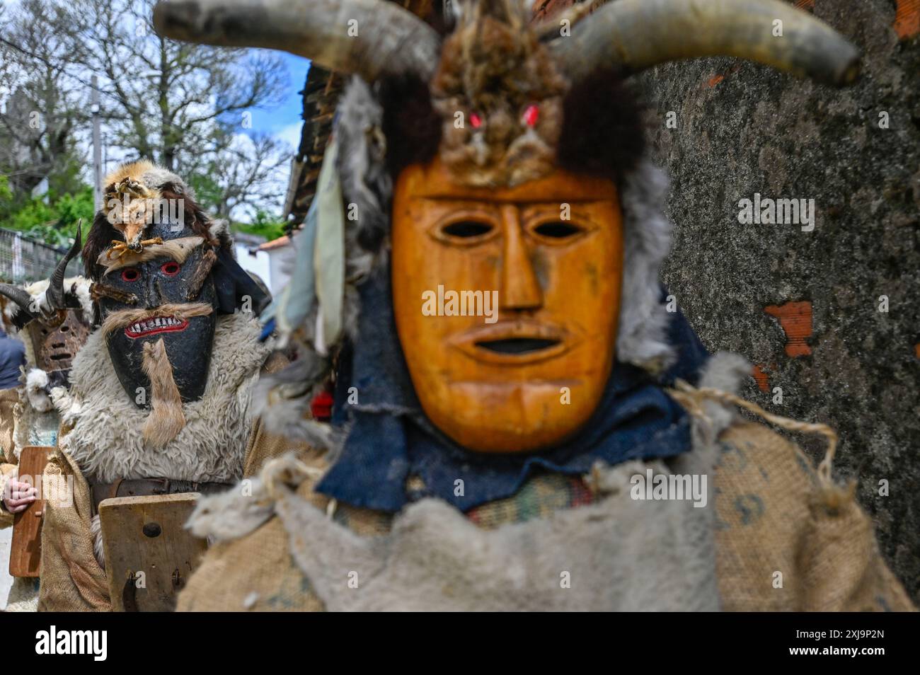 Bei der Toros y Guirrios-Feier von Velilla de la Reina, León, Spanien, tragen ein Vater und eine Tochter stolz die markante Zamarrón-Kleidung. Ihre ausgeklügelten Masken, leuchtenden Farben und fließenden Bänder unterstreichen den festlichen Geist und das tiefe kulturelle Erbe der Region. Diese wunderschöne Szene veranschaulicht, wie wichtig es ist, Traditionen an zukünftige Generationen weiterzugeben, was die Feier zu einem fesselnden Spektakel macht. Stockfoto