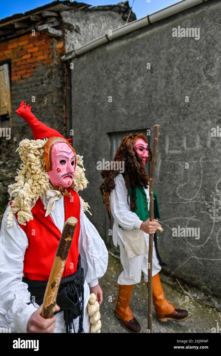 Die Merdeiros von Vigo, Galicien, sind eine bunte und schelmische Gruppe, die während der Karnevalsfeiern in der Region im Mittelpunkt steht. Aus dem 19. Jahrhundert heraus trugen die Merdeiros traditionell zerlumpte Kleidung und verschmierten sich mit Schmutz, um die Reichen und Mächtigen zu verspotten. Ihre Mätzchen und ihr spielerisches Verhalten symbolisieren den Geist des Karnevals, wo soziale Normen umgekippt werden und die Gemeinschaft zu einer freudigen und rebellischen Feier der Freiheit und Gleichheit zusammenkommt. Stockfoto