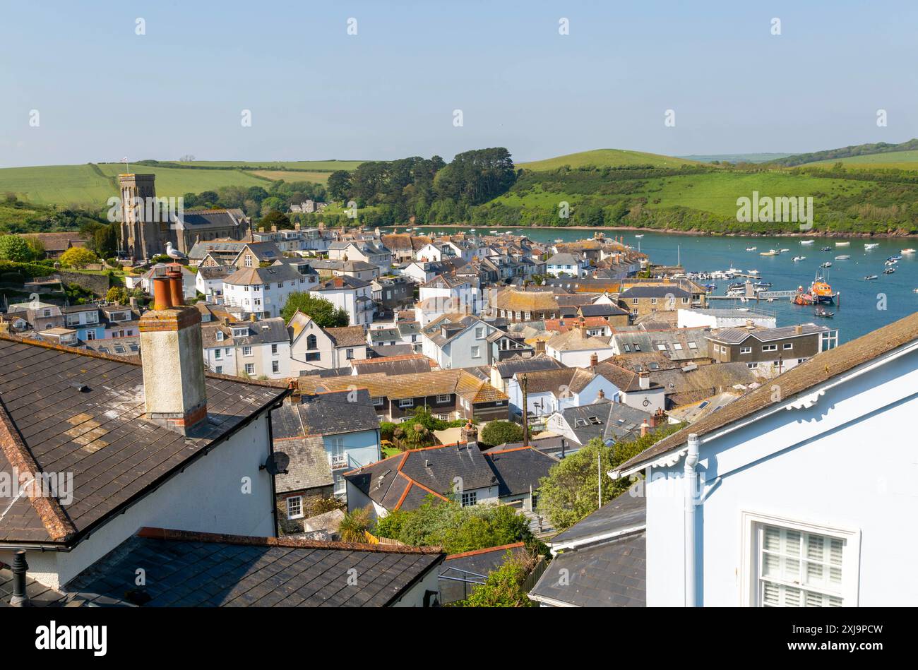 Blick über Dächer zu Booten im Hafen von Salcombe, South Devon, England, Großbritannien, Europa Copyright: IanxMurray 1384-1346 Stockfoto