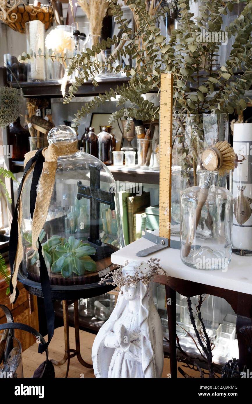 Barnhouse Antiquitätengeschäft und Dekorationsgeschäft, Peregrine Farm Store, Grabouw, Westprovinz, Südafrika. Stockfoto