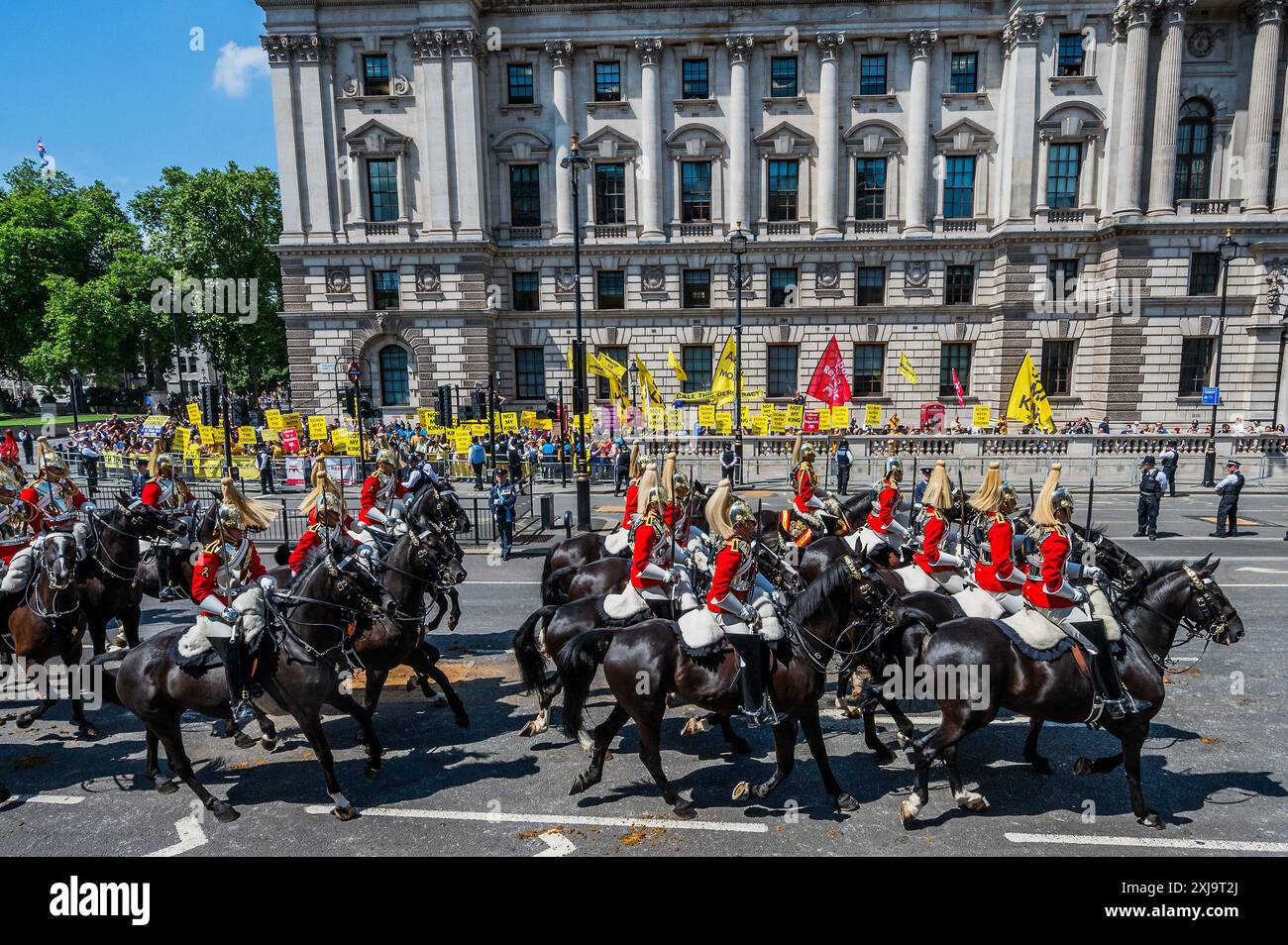 London, Großbritannien. Juli 2024. Könige Karl III. Und Königin Camilla, die von der Republik oraganisiert werden, als sie aus dem parlament in ihrem Staatswagen zurückkehren, bewacht von der Eskorte des Souveräns, die von der Household Cavalry - State Opening of Parliament nach dem Sieg der Labour General Wahl zur Verfügung gestellt wird. Guy Bell/Alamy Live News Stockfoto