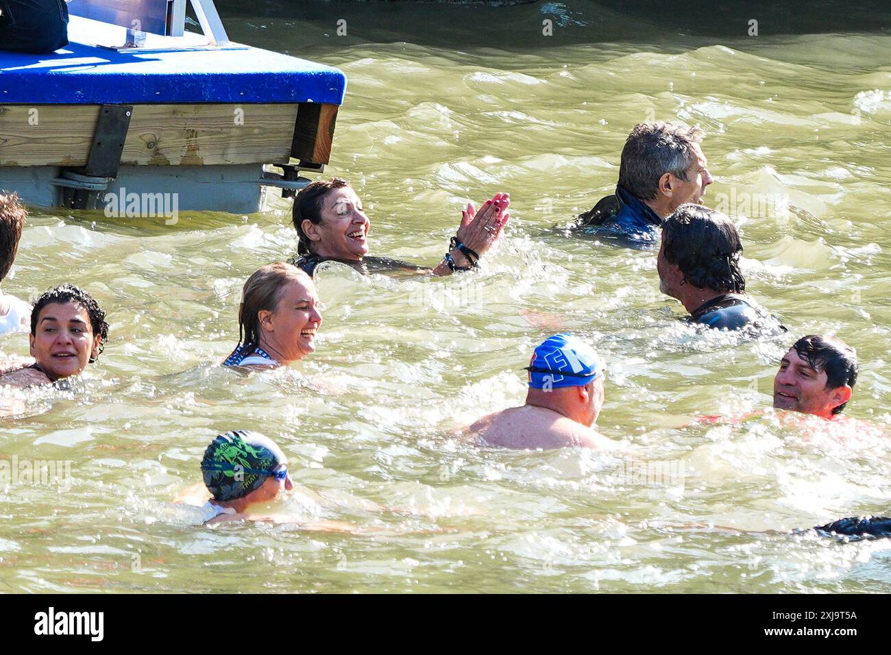 PARIS, 17. Juli 2024 -- die Bürgermeisterin von Paris Anne Hidalgo schwimmt weniger als 10 Tage vor der Eröffnung der Olympischen Spiele 2024 in Paris, Frankreich, 17. Juli 2024 in der seine. (Xinhua/Xu Chang) Stockfoto