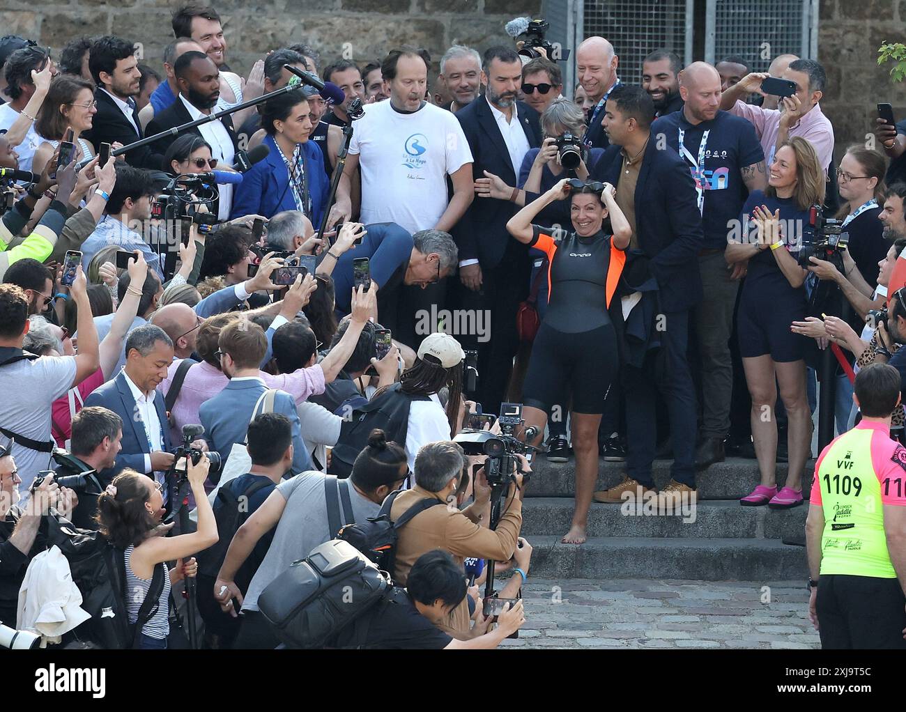 PARIS, 17. Juli 2024 -- die Bürgermeisterin von Paris Anne Hidalgo bereitet sich vor, um weniger als 10 Tage vor der Eröffnung der Olympischen Spiele 2024 in Paris, Frankreich, 17. Juli 2024 in der seine zu schwimmen. (Xinhua/Cao-Dose) Stockfoto