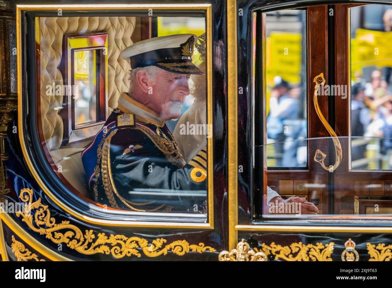 London, Großbritannien. Juli 2024. HRH König Karl III. Und Königin Camilla (im Bild), passieren einen nicht My King Protest, der von der Republik oraganisiert wird, als sie aus dem parlament in ihrem Staatswagen zurückkehren, bewacht von der Eskorte des Souveräns, die von der Household Cavalry - State Opening of Parliament nach dem Sieg der Labour General Wahlen zur Verfügung gestellt wird. Guy Bell/Alamy Live News Stockfoto