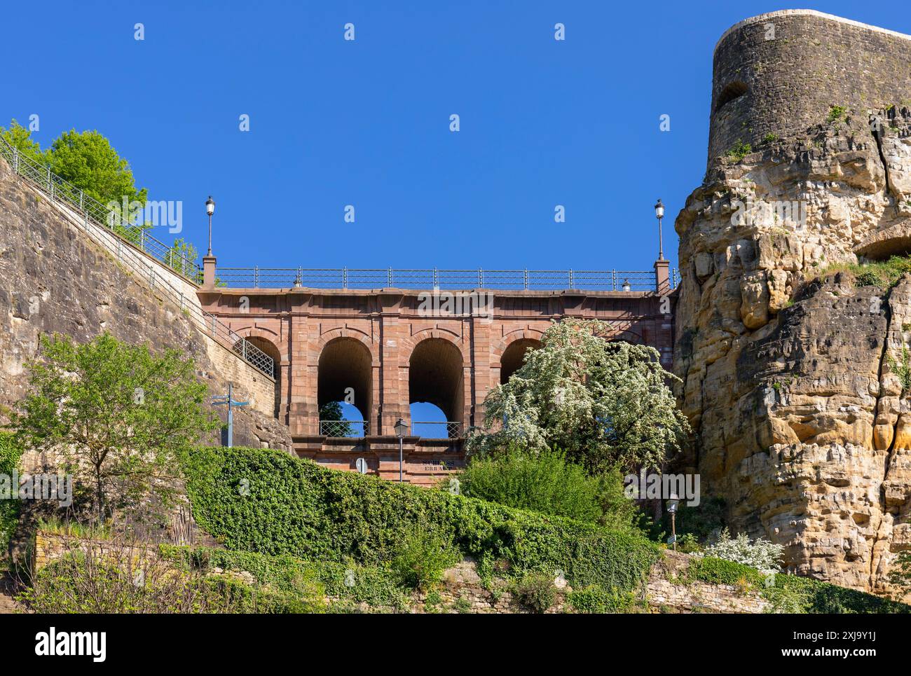 Europa, Luxemburg, Luxemburg-Stadt, Casemates du Bock mit der „Burgbrücke“, die den Montée de Clausen über das Alzette-Tal führt Stockfoto