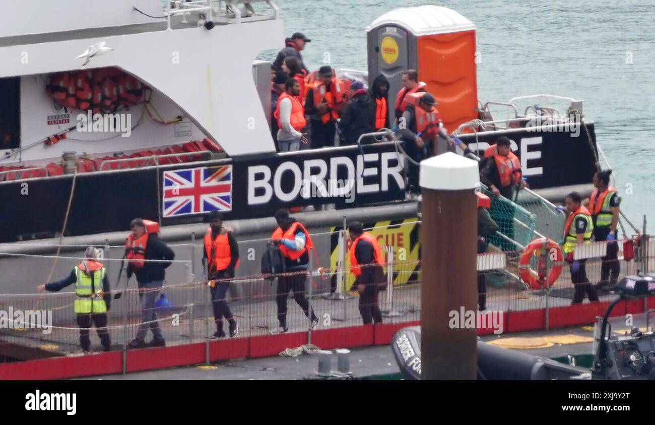 Aktenfoto vom 7/2024: Eine Gruppe von Menschen, die als Migranten angesehen werden, wird von einem Schiff der Grenzstreitkräfte nach Dover, Kent, nach einem Zwischenfall mit einem kleinen Boot im Ärmelkanal gebracht. Gesetze zur "Modernisierung des Asyl- und Einwanderungssystems" werden das Bestreben der Regierung untermauern, ein Sicherheitsgrenzkommando zu starten, das durch Gelder finanziert wird, die durch den verschrottenen, in mehrere Millionen Pfund verhängten Plan Ruandas gespart wurden. Das Gesetz über Grenzsicherheit, Asyl und Einwanderung, das in der Rede des Königs angekündigt wurde, wird die neue Einheit des Innenministeriums einrichten, die die Terrorismusbekämpfung zur Bekämpfung der organisierten Einwanderungskriminalität nutzt, Dokumente, die die pla detailliert beschreiben Stockfoto
