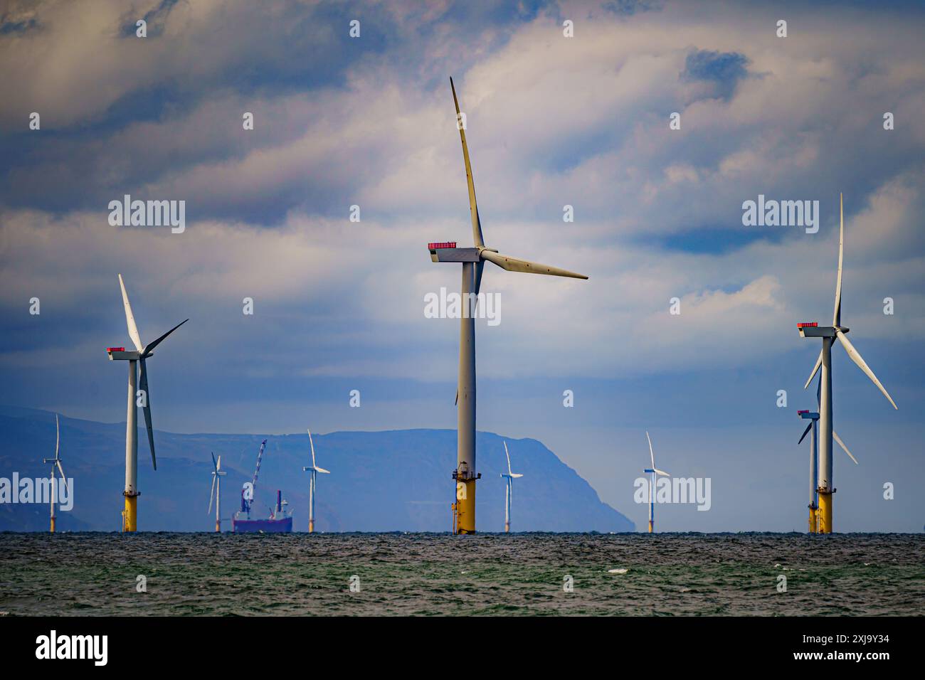 Dateifoto vom 26/07/22 von RWE's Gwynt y Mor, dem zweitgrößten Offshore-Windpark der Welt, der acht Meilen vor der Küste von Liverpool Bay vor der Küste Nordwales liegt. Die Pläne von Labour, das Vereinigte Königreich in eine "saubere Energie-Supermacht" zu verwandeln, sind in der Rede des Königs dargelegt, mit Bills, um die Entwicklung erneuerbarer Energien zu finanzieren und zu unterstützen. Wie von der Partei versprochen, bevor sie an die Macht kam, gibt es ein Gesetz zur Gründung von "Great British Energy", einem öffentlichen Energieerzeugungsunternehmen, das im ganzen Land saubere Energieprojekte besitzen, verwalten und betreiben wird. Ausgabedatum: Mittwoch, 17. Juli 2024. Stockfoto