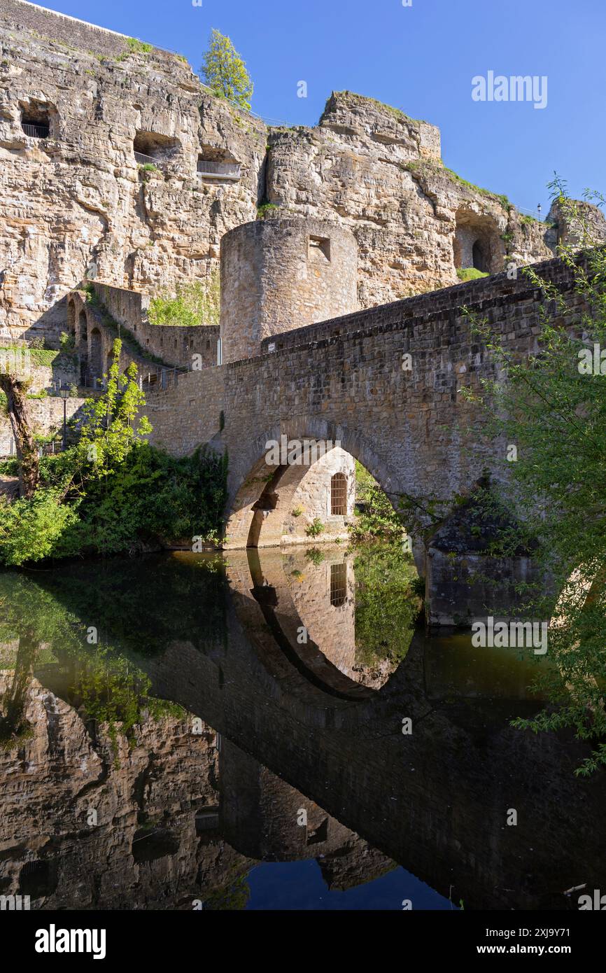 Europa, Luxemburg, Luxemburg-Stadt, die alte Stierchen-Brücke über die Alzette, unterhalb der Festung Casemates du Bock Stockfoto