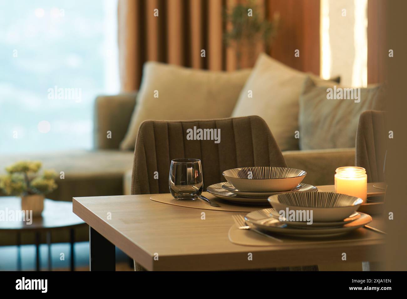 Esstisch in einem luxuriösen Apartment-Hotelzimmer in der Nähe Stockfoto
