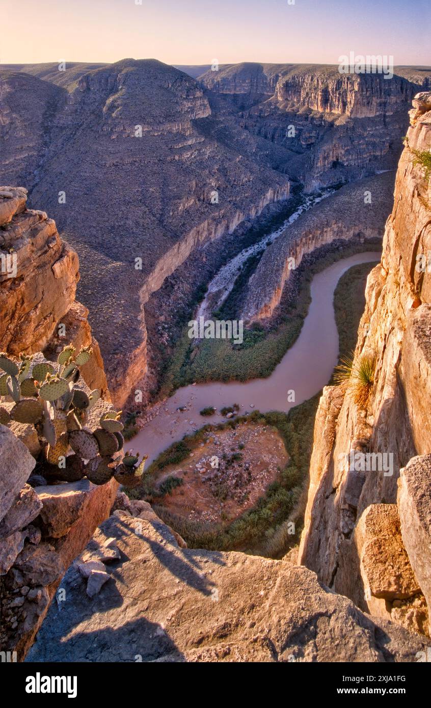 Blick auf Rio Grande vom Burro Bluff, Arroyo del Tule, Bullis Canyon, die unteren Schluchten von Rio Grande, Texas, USA Stockfoto