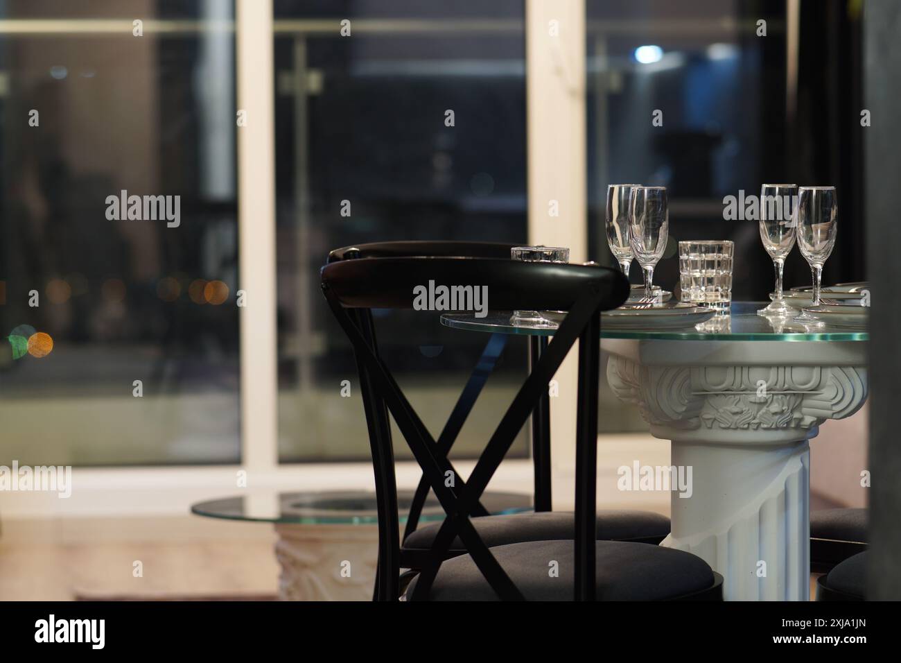 Esstisch aus Glas in einem luxuriösen Apartment-Hotelzimmer in der Nähe Stockfoto