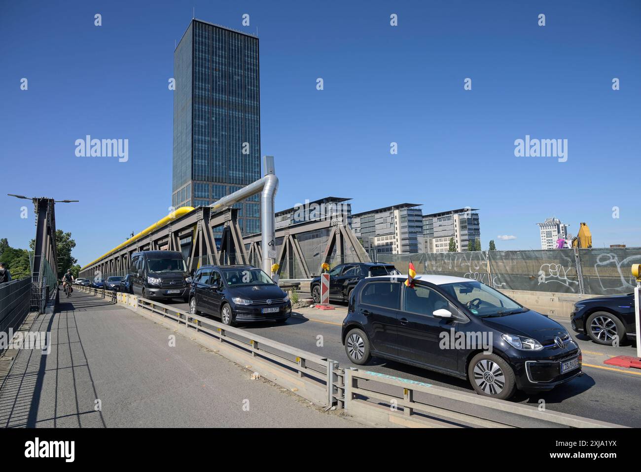 Elsenbrücke, verengte Fahrspur, Baustelle, Friedrichshain, Friedrichshain-Kreuzberg, Berlin, Deutschland *** Elsenbrücke, Schmalspur, Baustelle, Friedrichshain, Friedrichshain Kreuzberg, Berlin, Deutschland Stockfoto