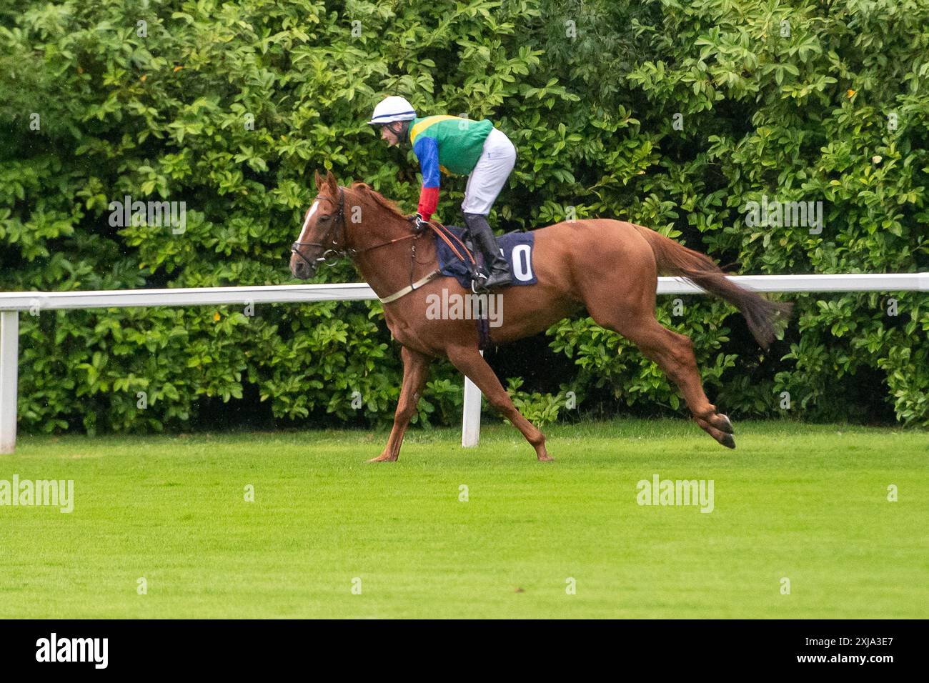 Windsor, Berkshire, Großbritannien. Juli 2024. Horse Poetic Force, geritten von Jockey William Carson, begibt sich auf die Rennstrecke, bevor es in Windsor, Berkshire, in den Fegime Day Handicap Stakes auf dem Horse Cabinet of Clowns auf dem Royal Windsor Racecourse in Windsor, Berkshire, antritt. Kredit: Maureen McLean/Alamy Stockfoto