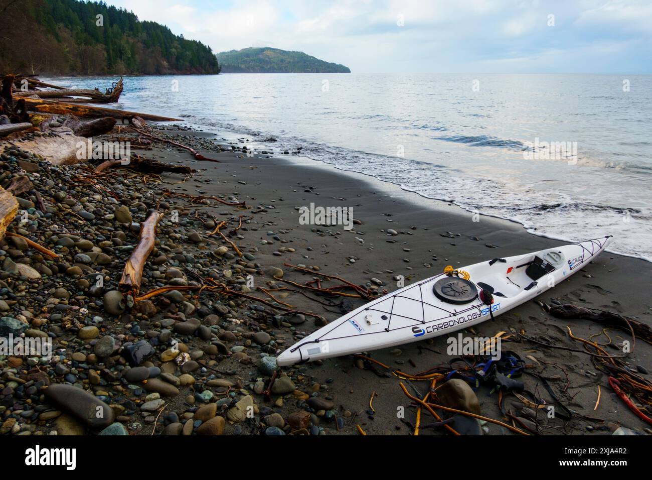 Kajakfahren Sie am abgelegenen Wildnisstrand in Port Angeles, WA, USA Stockfoto