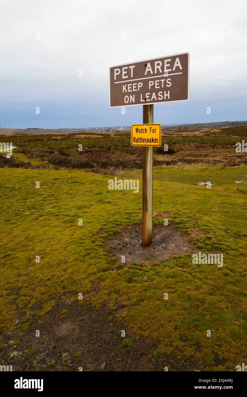 Interstate 90 Highway Rasthaltestelle in Sprague, ein Schild, Tierbereich, Haustiere an der Leine halten, nach Klapperschlangen Ausschau halten. Stockfoto