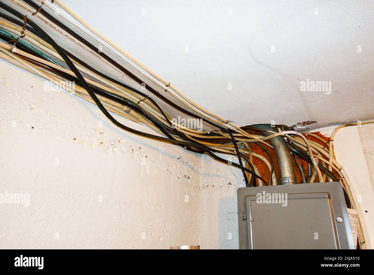 Freiliegende Elektrodrähte im Untergeschoss. Stockfoto