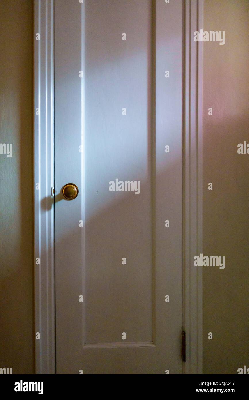 Fensterleuchte an der hölzernen Innentür Stockfoto