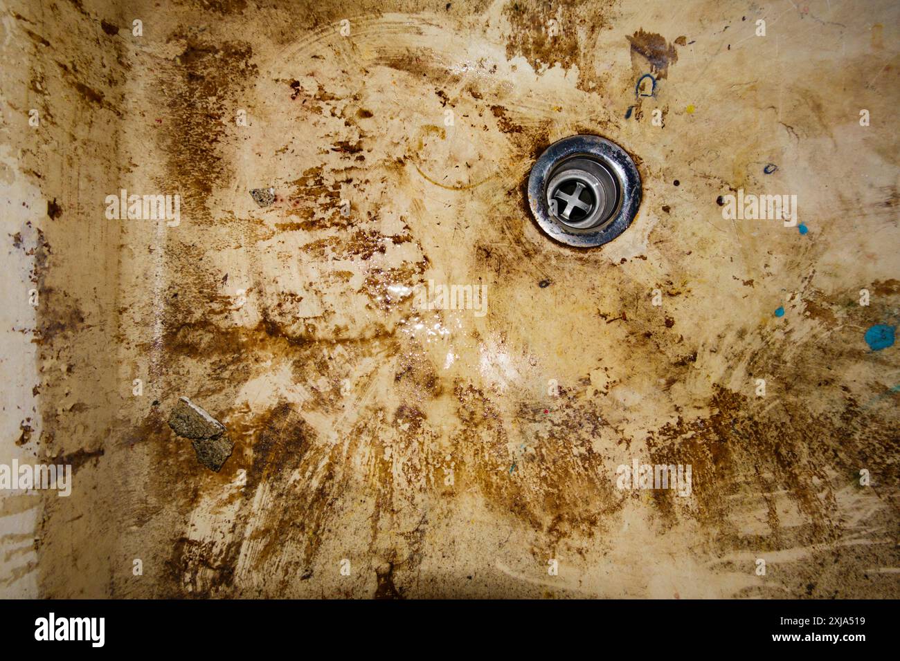 Dreckiger Abfluss im Waschbecken und ein sehr matschiges, tiefes Becken. Stockfoto