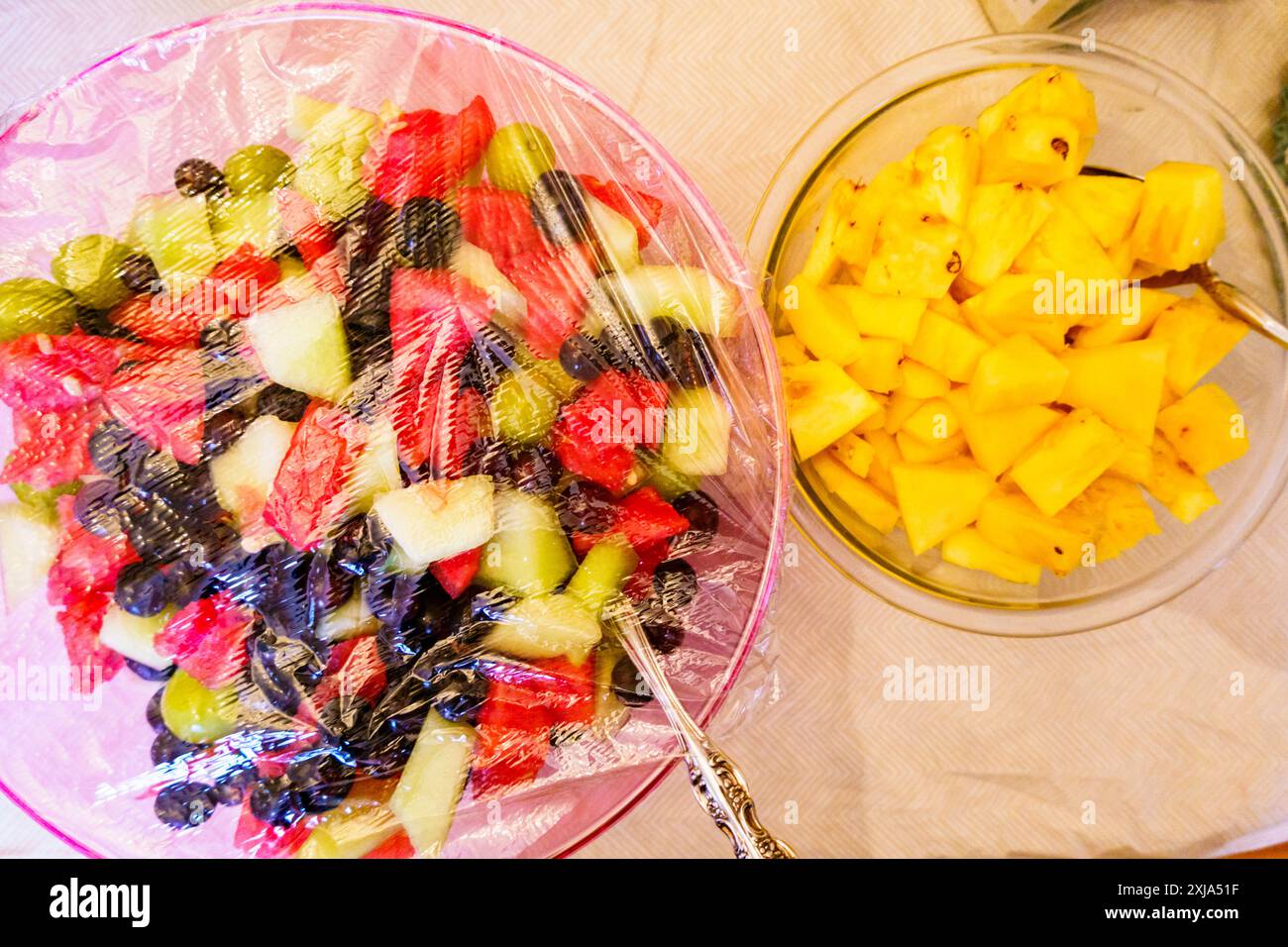 Obstsalate in Glasschalen, Beeren, Melone und Mango. Desserts Stockfoto