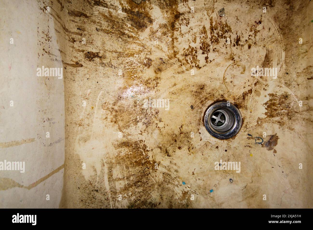 Dreckiger Abfluss im Waschbecken und ein sehr matschiges, tiefes Becken. Stockfoto