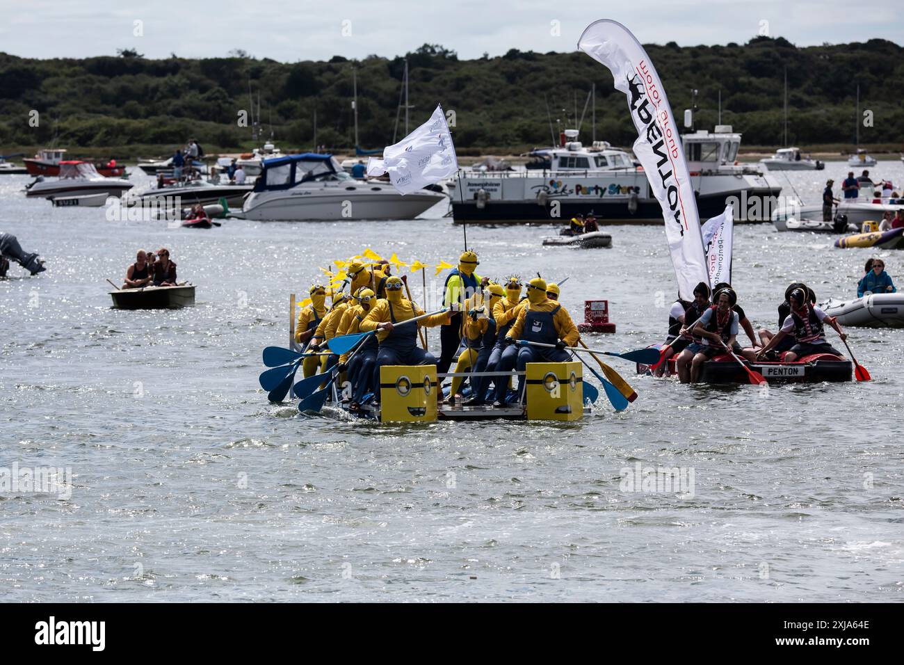 Mudeford RNLI Fun Day, Charity Event Floß Rennen im Hafen Stockfoto