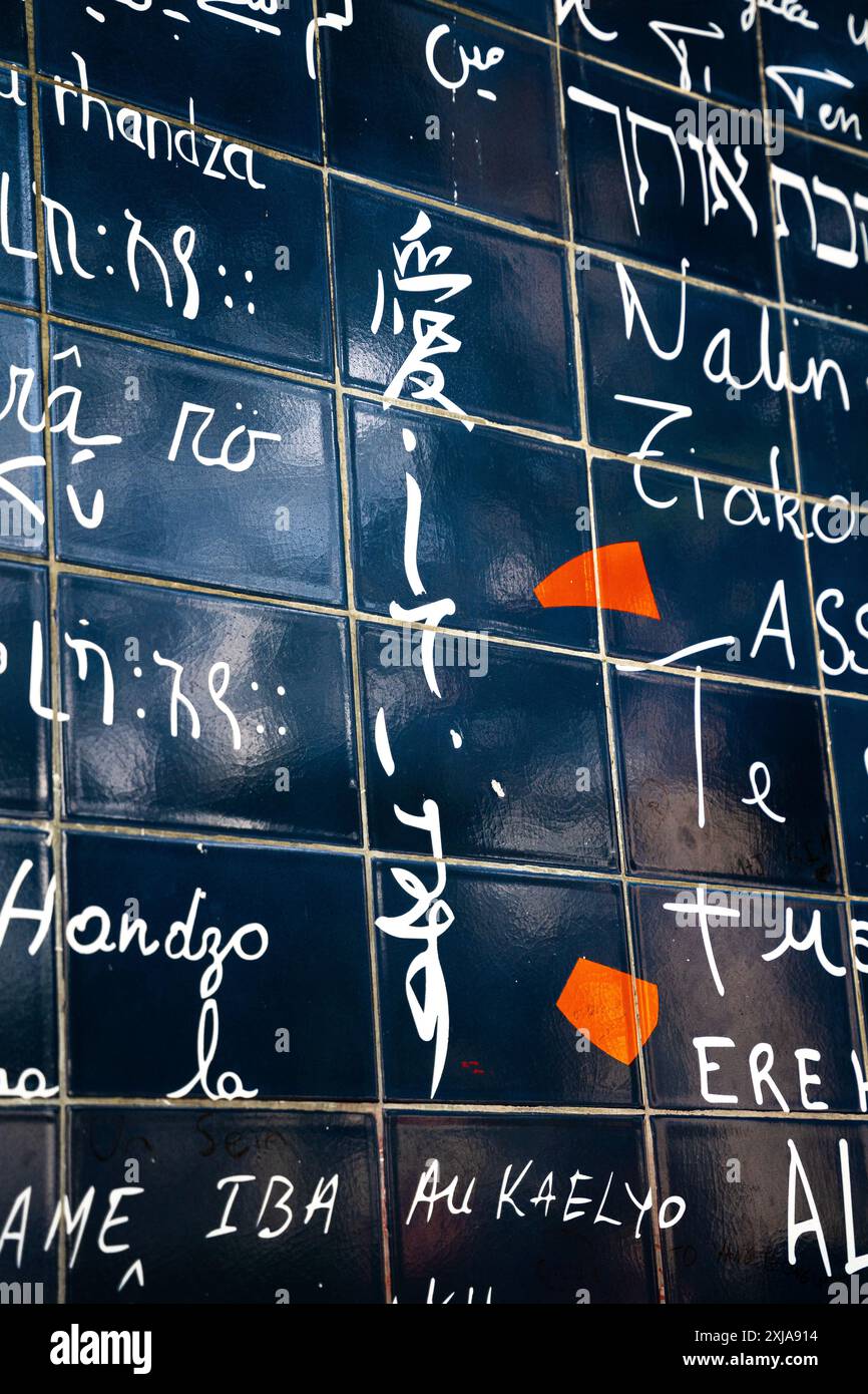 Mauer der Liebe, Wand mit Liebesmotiven auf dem Gartenplatz Jehan Rictus in Montmartre, Paris, Frankreich, bestehend aus Fliesen aus lackierter Lava. Stockfoto