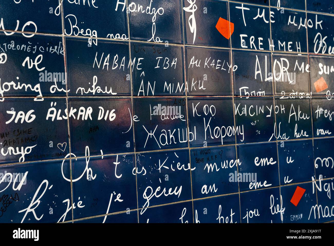 Mauer der Liebe, Wand mit Liebesmotiven auf dem Gartenplatz Jehan Rictus in Montmartre, Paris, Frankreich, bestehend aus Fliesen aus lackierter Lava. Stockfoto