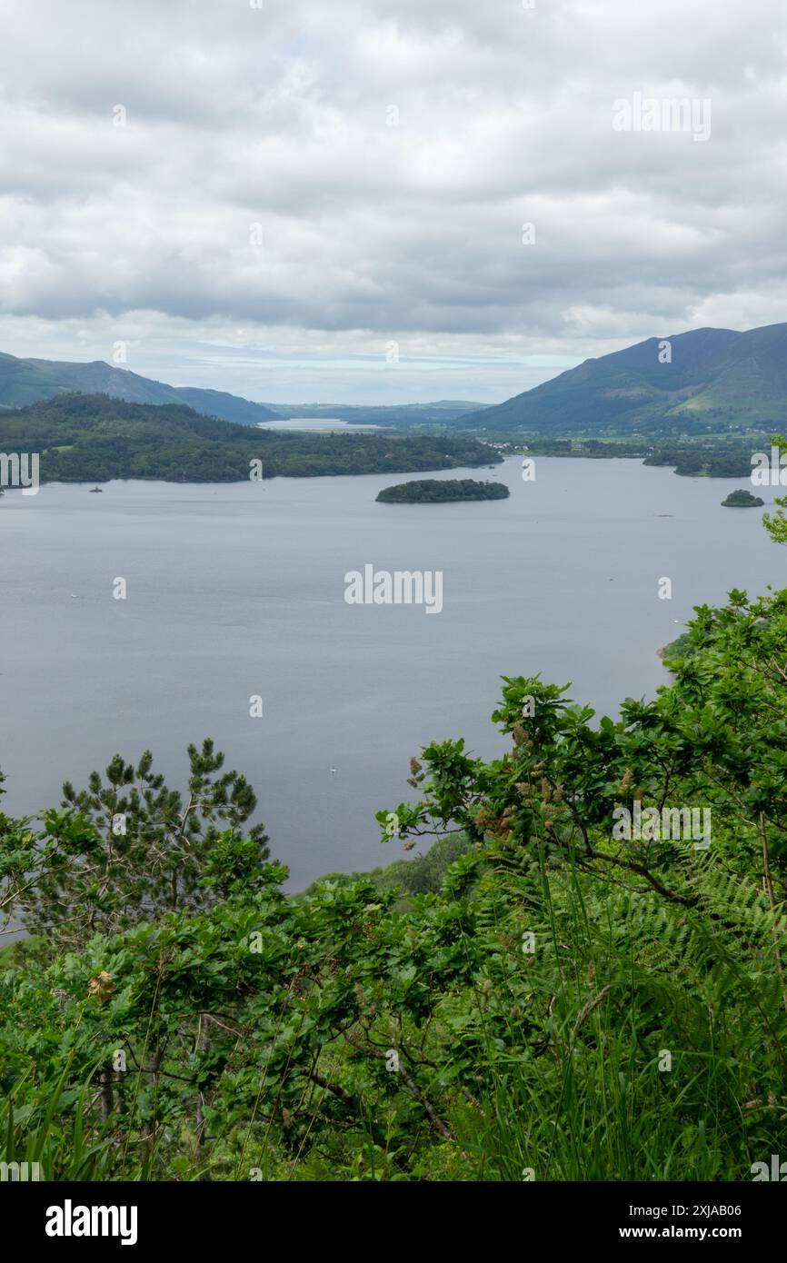Ein atemberaubender Blick auf Derwentwater Lake im Lake District, England. Das Foto wurde von einem Hügel mit Blick auf den See aufgenommen. Stockfoto