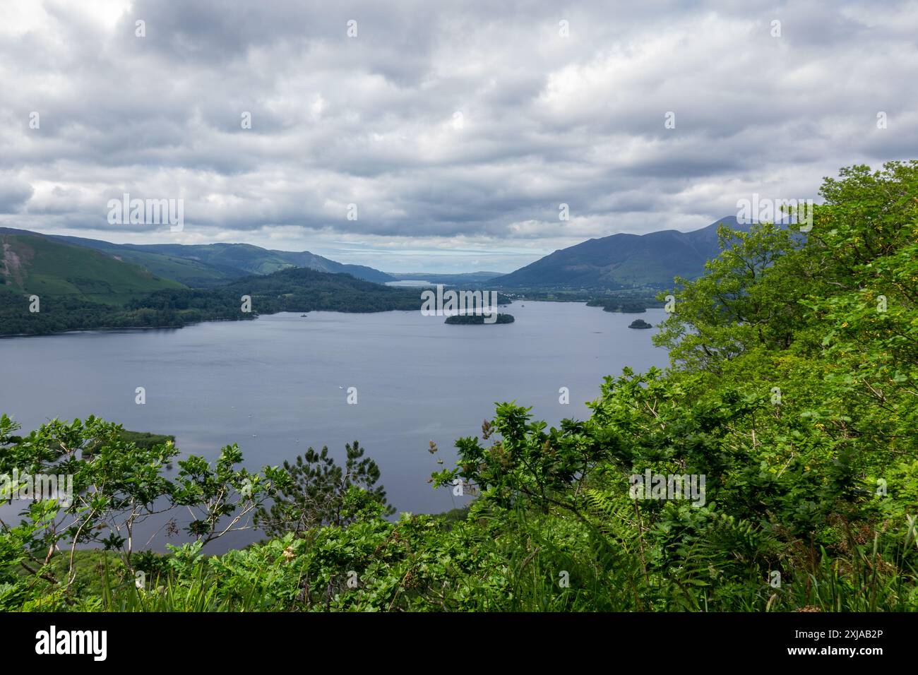 Ein atemberaubender Blick auf Derwentwater Lake im Lake District, England. Das Foto wurde von einem Hügel mit Blick auf den See aufgenommen Stockfoto