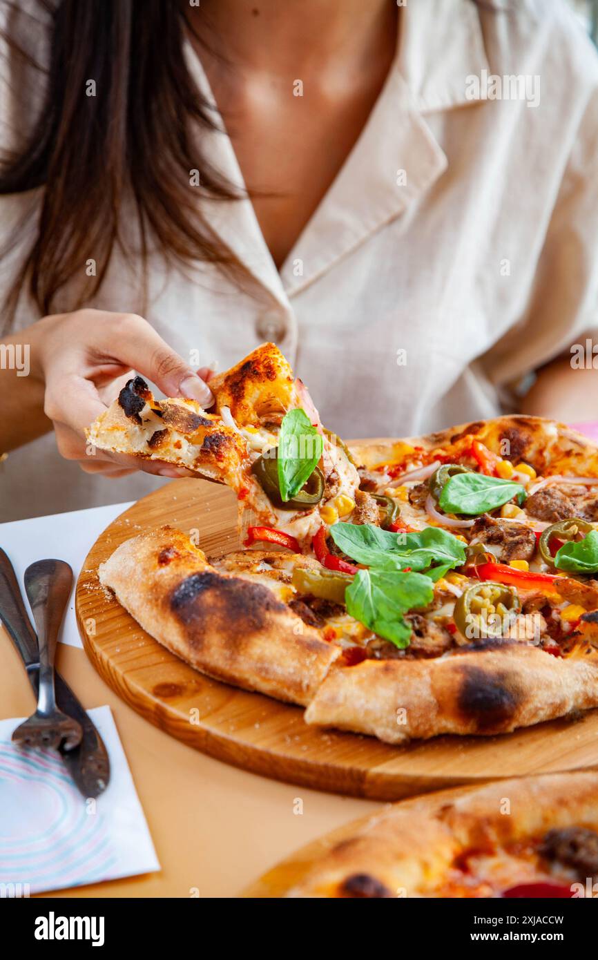 Lifestyle-Essen mit italienischer Pizza neapel, von Hand mit frischen Zutaten und kühleren Getränken. Stockfoto
