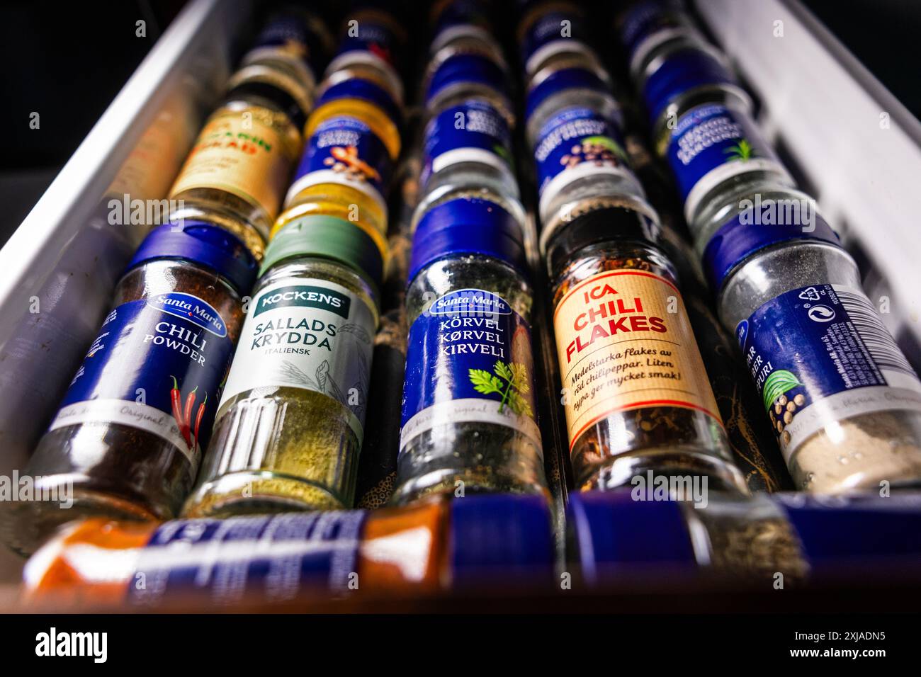 Verschiedene Gewürzarten in einer Küchenschublade in einer Küche. Stockfoto