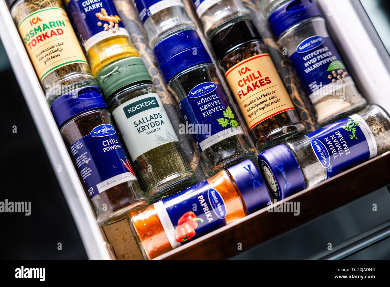 Verschiedene Gewürzarten in einer Küchenschublade in einer Küche. Stockfoto