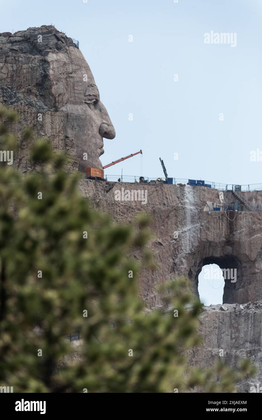 1931 wurde die Arbeit am Crazy Horse Memorial in Auftrag gegeben, die erst 1948 begann. Heute werden die Arbeiten, die ausschließlich durch Spenden und Parkgebühren finanziert werden, fortgesetzt. Stockfoto